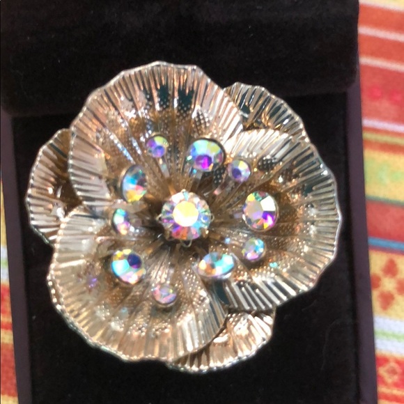 Jewelry - Beautiful Gold Toned Ring with Iridescent Stones